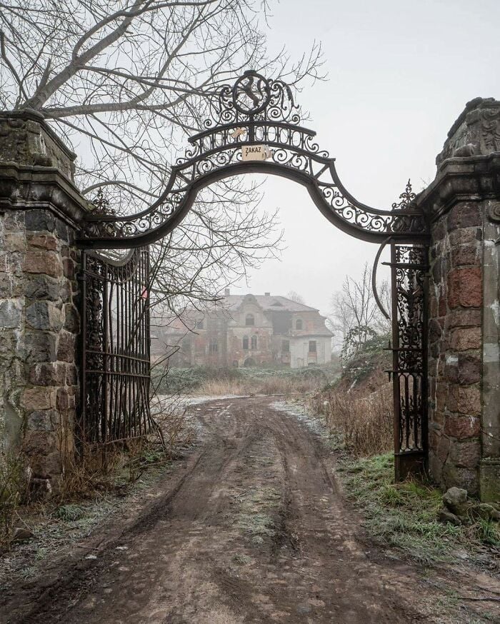 portão de entrada para uma mansão abandonada na Polônia