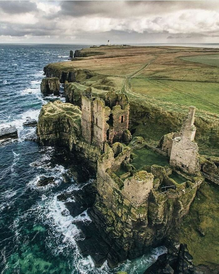 Castelo Sinclair Girnigoe localizado na costa leste de Caithness, Escócia