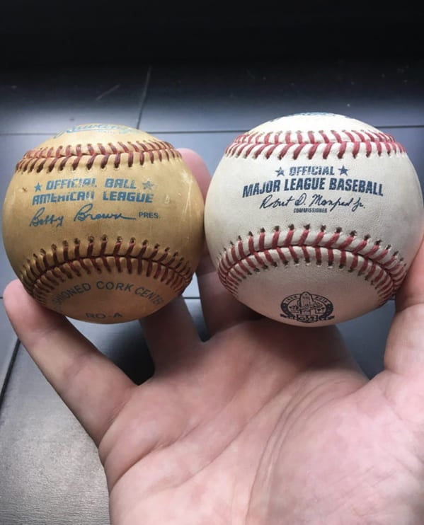 Bolas de jogo da MLB com 33 anos de diferença. A da direita, de um jogo de 1985 e o da esquerda de 2018.