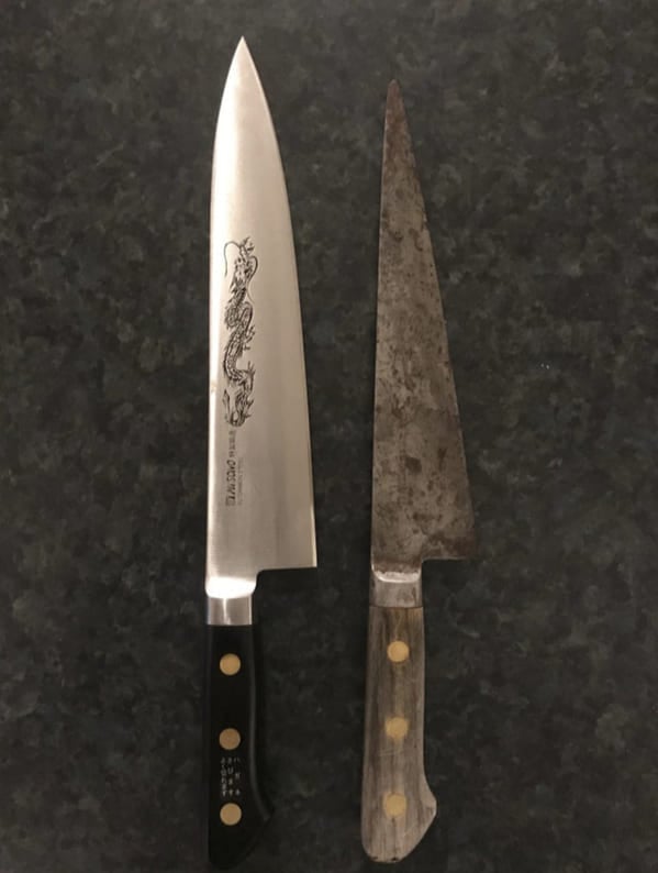 Estas duas facas do mesmo modelo foram compradas com 21 anos de diferença.
