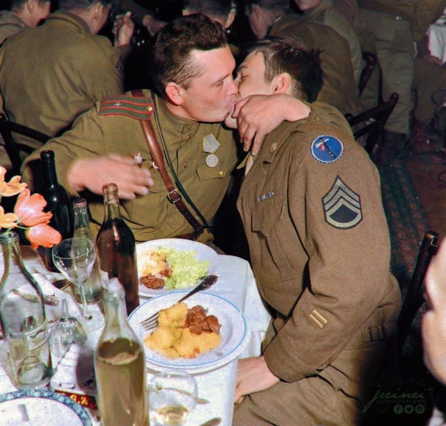 Beijo fraterno entre um major soviético e um sargento americano em um banquete na Alemanha, logo após o Dia VE, 1945.