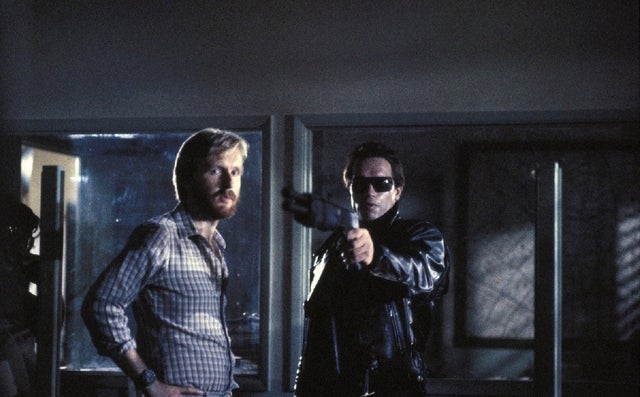 James Cameron e Arnold Schwarzenegger nos bastidores de O Exterminador do Futuro, 1984.