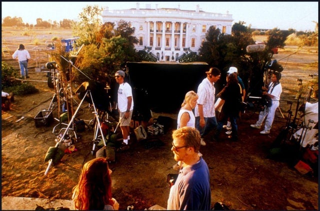Foto dos bastidores do set de Independence Day, incluindo o set em miniatura da Casa Branca, que foi explodido, 1995.