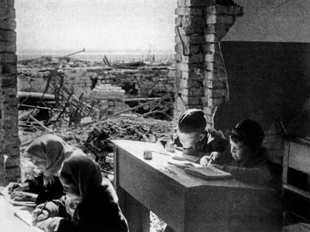 Crianças soviéticas em idade escolar frequentando as aulas logo após o término da Batalha de Stalingrado - 1943.