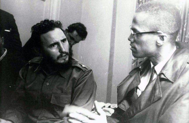 Fidel Castro, chefe do governo cubando, foi até Nova York para abertura da Assembléia Geral da ONU, em 1960. Ele se hospedou no Hotel Theresa, no Harlem, onde se encontrou com Malcolm X. Castro acabou com a segregação racial em acomodações públicas e privadas depois de tomar o poder em Cuba.