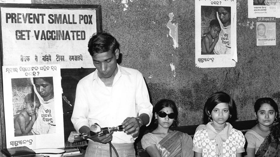Centro de vacinação contra varíola em Bihar, India, 1974.