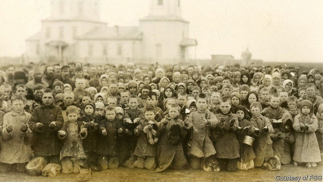 Pessoas implorando por comida durante a fome na União Soviética - 1921-1922. Essa onde de fome matou cerca de 5 milhões de pessoas, afetando principalmente as regiões do Volga e do rio Ural, fazendo com que vários camponeses recorressem ao canibalismo.