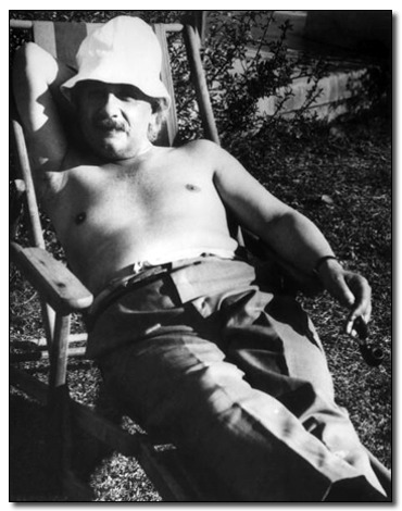 Albert Einstein tomando sol em Palm Springs, 1932.
