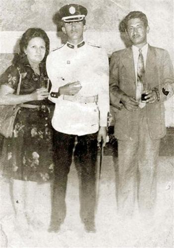 O jovem cadete Hugo Rafael Chavez posa com seus pais Hugo de los Reyes Chaves e Elena Frias ao se formar na Academia Militar Venezuelana, em Caracas, em 5 de julho de 1975.