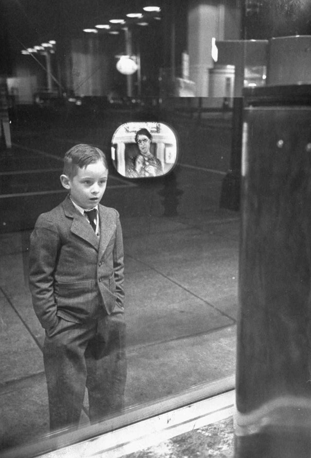 Menino assistindo TV pela primeira vez na vitrine de uma loja de eletrodomésticos, 1948.