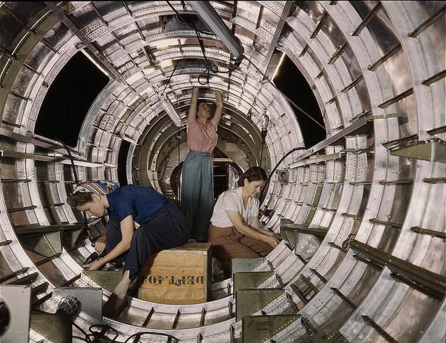 Trabalhadoras da Douglas Aircraft Co. Instalando componentes dentro da fuselagem de um bombardeiro B-17, Long Beach, Califórnia, década de 1940.