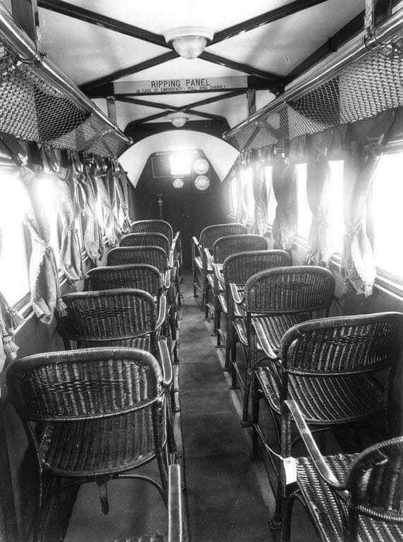 Interior de um avião em 1930.