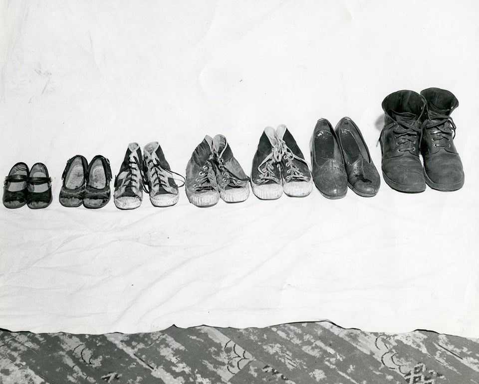 Em 1959, uma família inteira em Alberta, Canadá, foi massacrada pelo filho mais velho da família. Aqui está uma foto policial dos sapatos das vítimas. A vítima mais velha tinha 53 anos. Os adultos foram baleados enquanto cada uma das cinco crianças foi espancada até a morte.