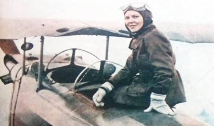 Sabiha Gokçen era uma aviadora turca. Durante sua carreira, ela voou cerca de 8000 horas e participou de 32 operações militares diferentes. Ela foi a primeira mulher piloto de caça do mundo, aos 23 anos. 1929.