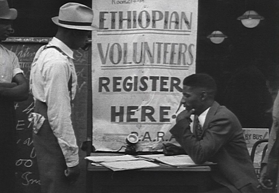 Negros no Harlem se voluntariando para irem à Etiópia e lutar para salvar a última nação não colonizada da África do ditador fascista italiano Mussolini. Quase todos os voluntários foram impedidos de sair pelo governo dos EUA. Poucos conseguiram ir para a Etiópia - 1935.