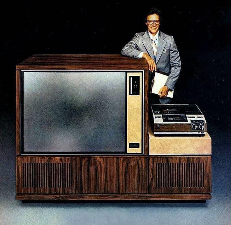 TV de tela grande e videocassete, demonstração de poder em 1978. Produtos fabricados pela General Electric Performance Television.