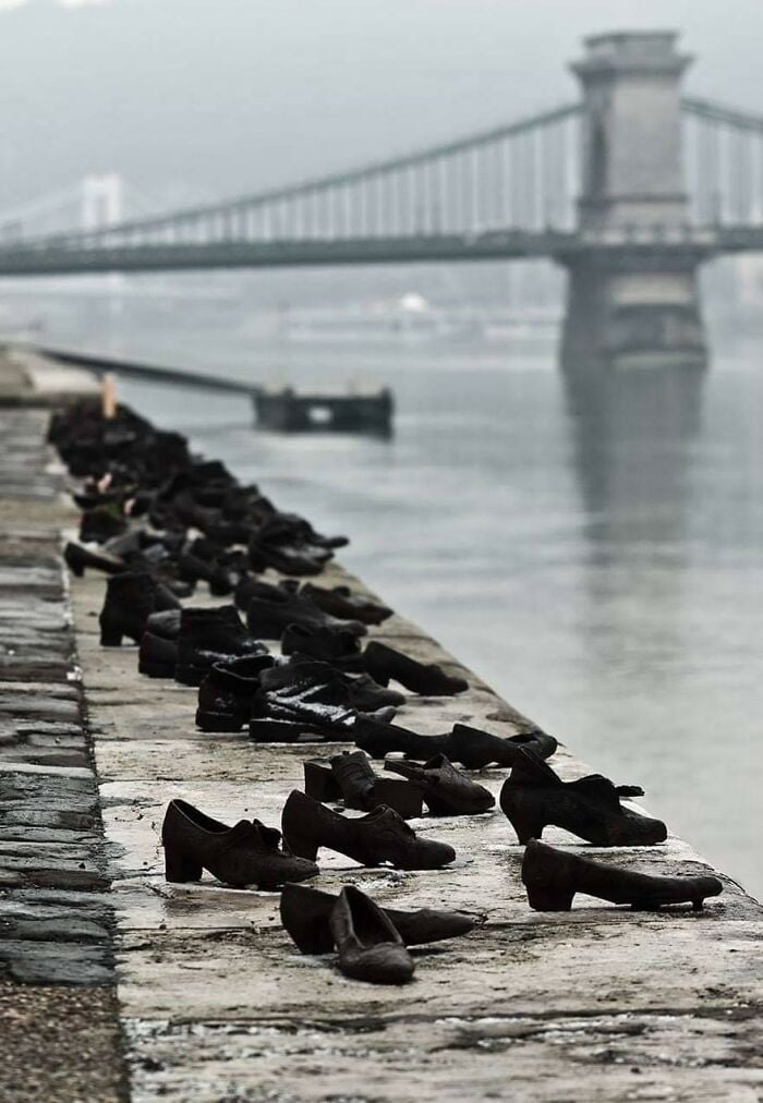 Durante a Segunda Guerra Mundial, judeus em Budapeste foram levados à beira do Danúbio, obrigados a tirar os sapatos e baleados, caindo na água.
