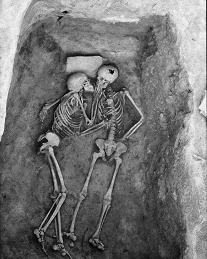 Esses restos humanos foram desenterrados em 1972 no sítio arqueológico de Teppe Hasanlu, Irã. O arqueólogo que estudou os esqueletos confirmou que eles estavam lá desde 2800 anos atrás. A Universidade da Pensilvânia determinou que o casal morreu junto por volta de 800 aC. Os esqueletos parecem estar se beijando - como se significasse que o amor é eterno