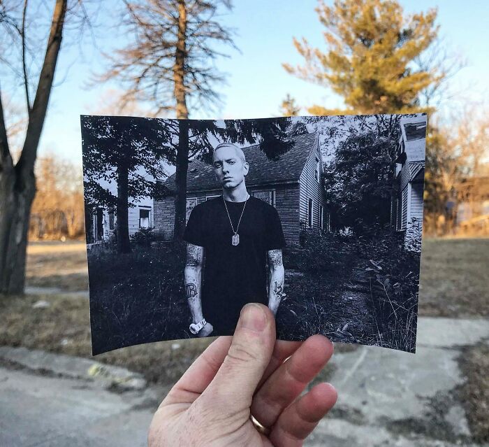 Eminem por Jeremy Deputat. Ele está de pé na frente de sua casa de infância que foi destaque no Marshall Mathers Ep