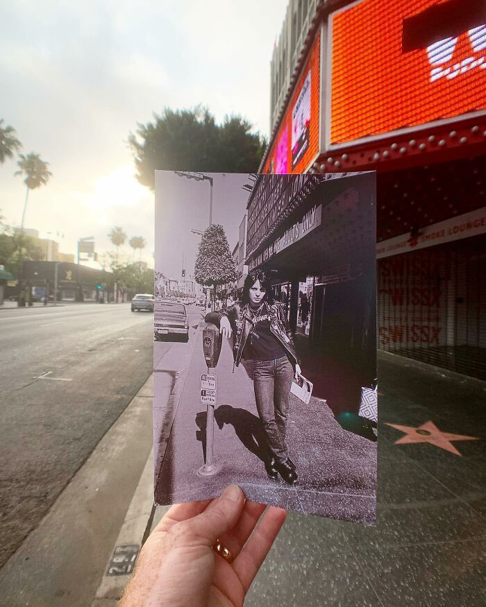 Joan Jett em frente ao Old Pussy Cat Theatre localizado em 6656 Hollywood Blvd, 1977. Foto tirada por Brad Elterman