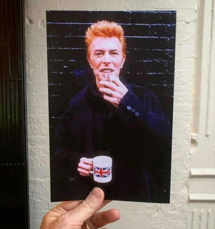 Aqui David Bowie está no Outside Of Tea And Sympathy em Nova York, 10 de janeiro de 1997. Tirada por Kevin Cummins