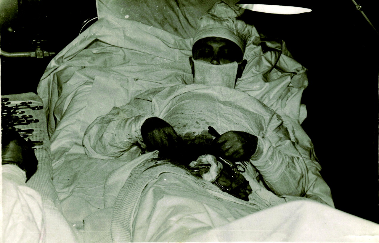 Leonid Rogozov, o único cirurgião em uma expedição à Antártida, realizando uma cirurgia em si mesmo depois de sofrer de apendicite. 30 de abril de 1961.