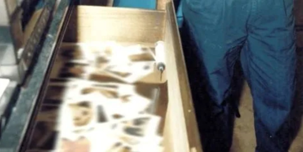 Várias polaroids de vítimas foram encontradas em uma gaveta no seu apartamento.