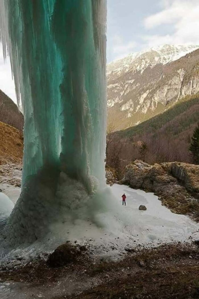 Apenas uma cachoeira congelada