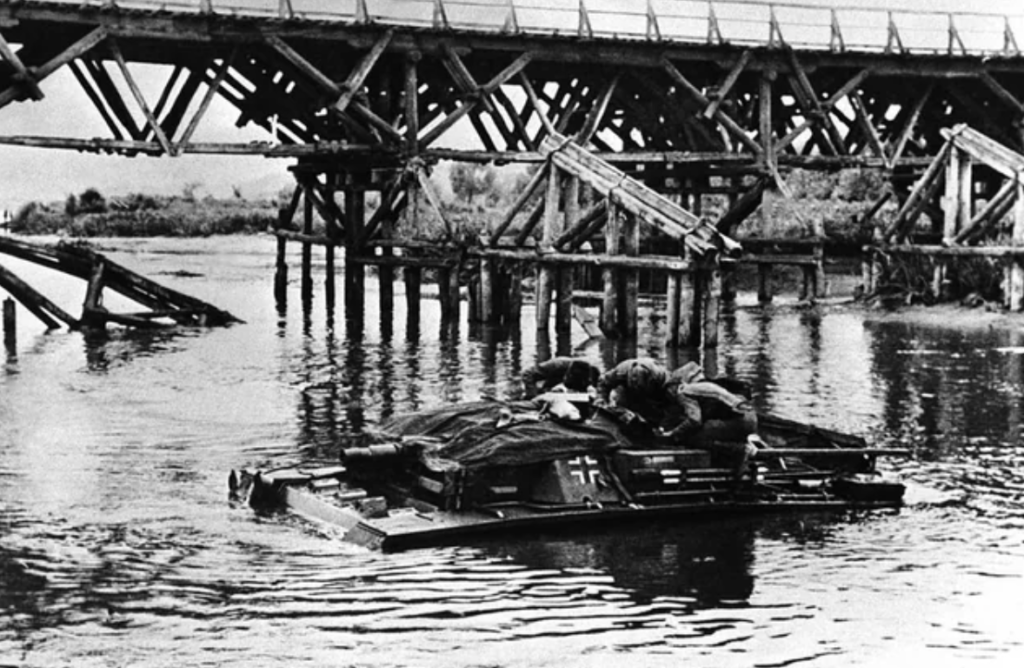 Soldados alemães atravessando um rio russo em seu tanque. 3 de agosto de 1942.