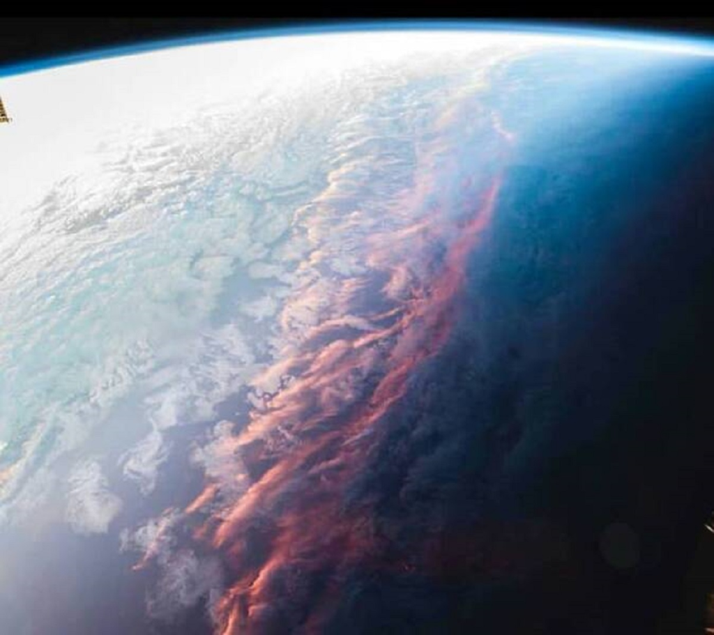 Esta é a aparência de um pôr do sol visto do espaço