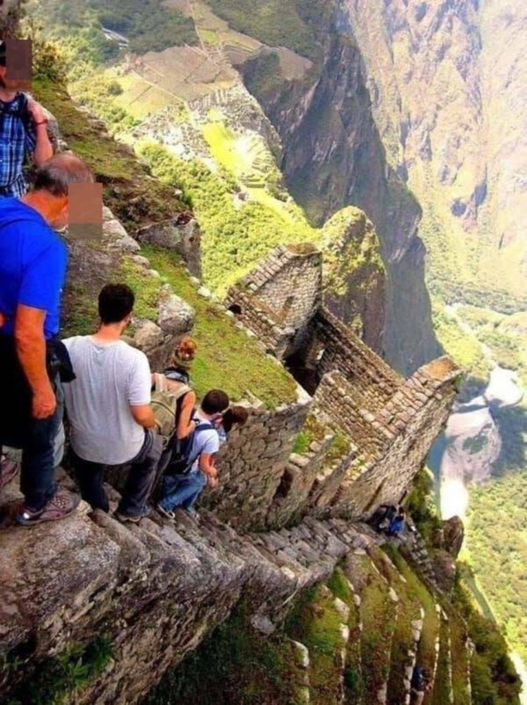 Estas são as "Escadas da Morte", uma escadaria extremamente íngreme localizada em Huayna Picchu, no Peru