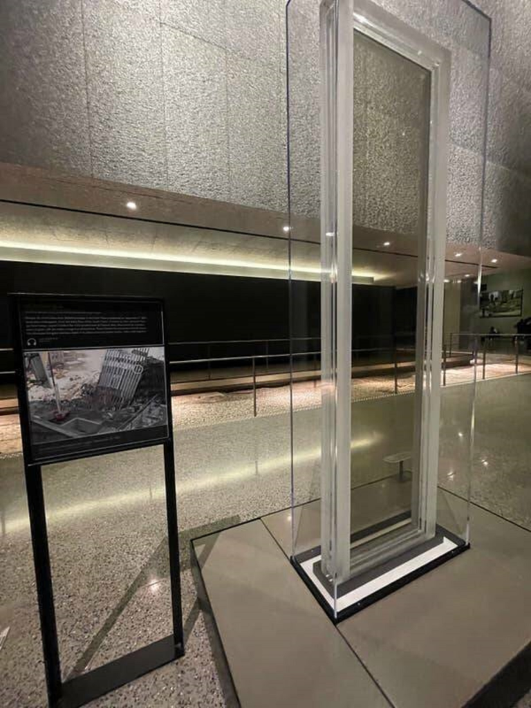 Um painel de vidro sobreviveu aos ataques de 11 de setembro ao World Trade Center.